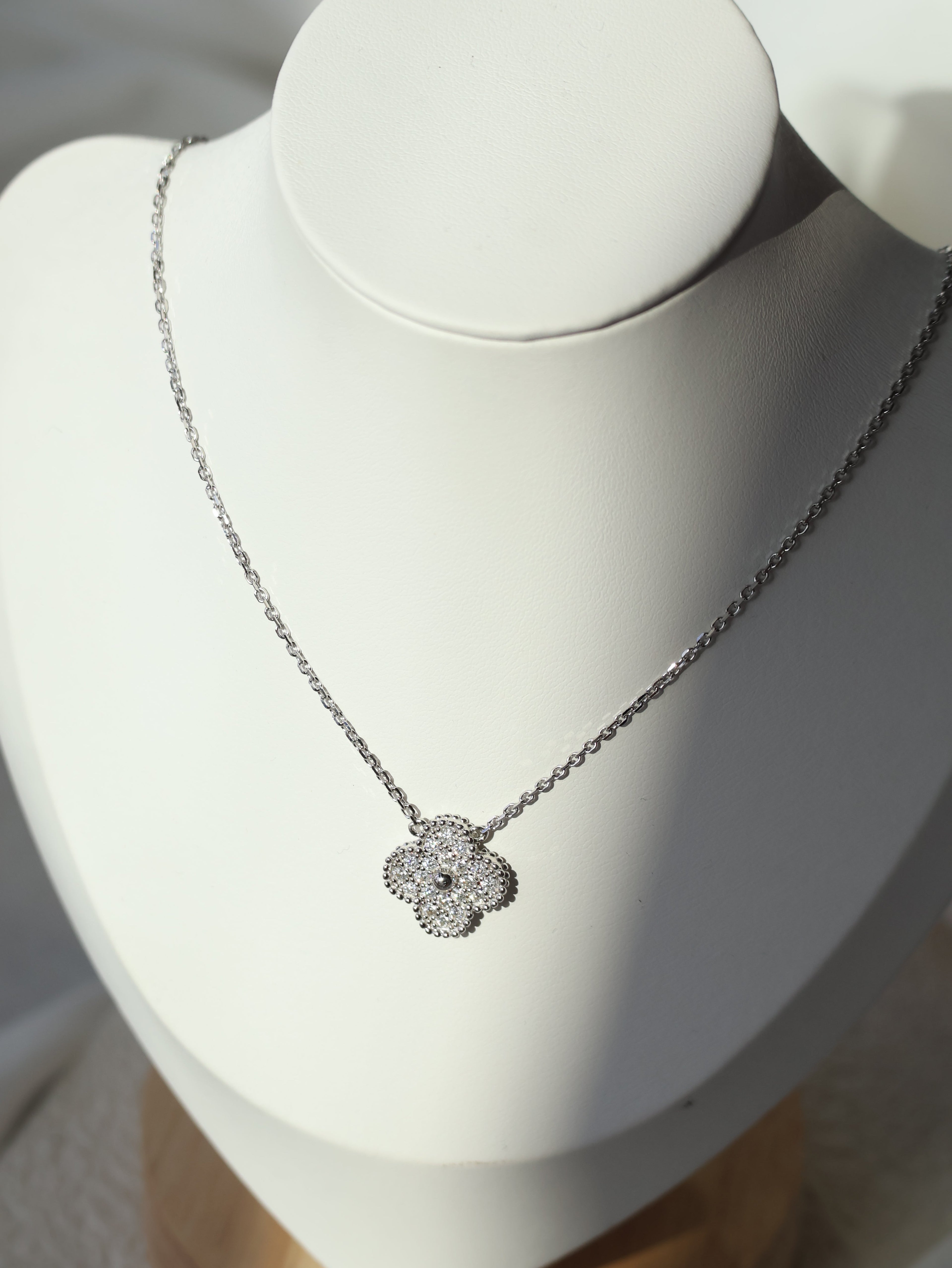 *Luna&Lithoss* Esmeralda Moissanite Clover Necklace AU750