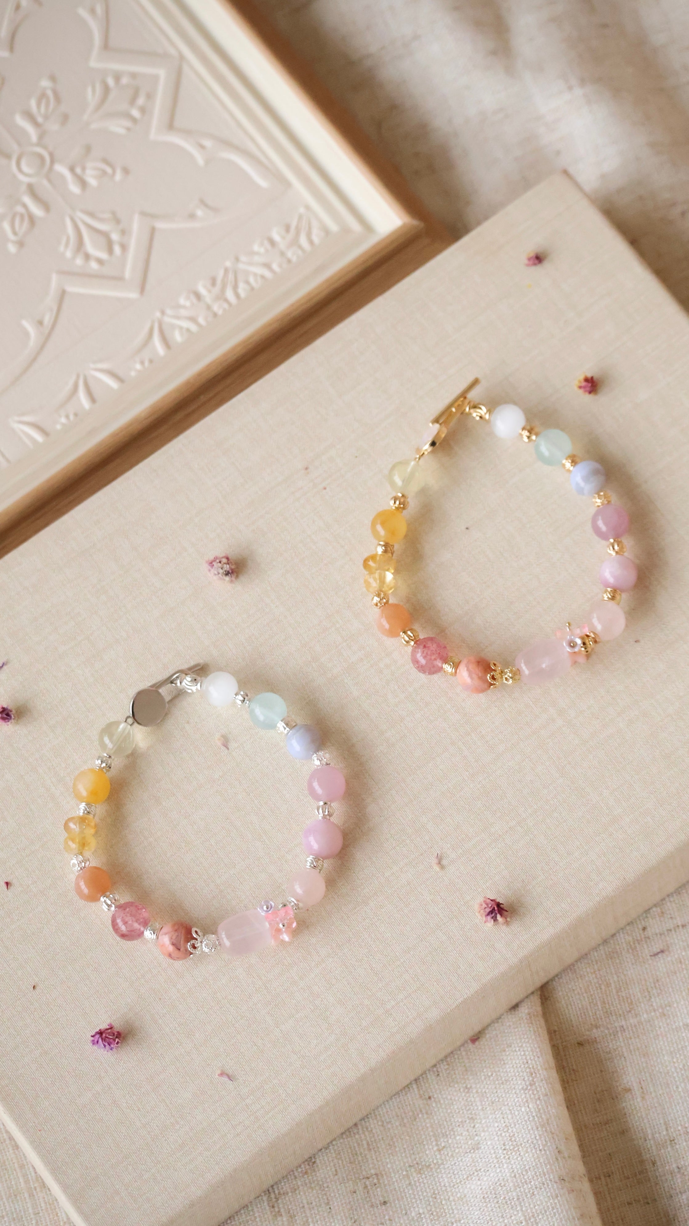 Cat¡¯s Eye, Blue Lace Agate, Aquamarine, Lavender Rose Quartz, Kunzite, Flower Agate, Rose Quartz, Peach Moonstone, Strawberry Quartz, Citrine, Andesine Labradorite & Lemon Quartz ¡ª Bloomelle Duobao (Multi Gems) | 8mm (Elastic, OT Clasp)