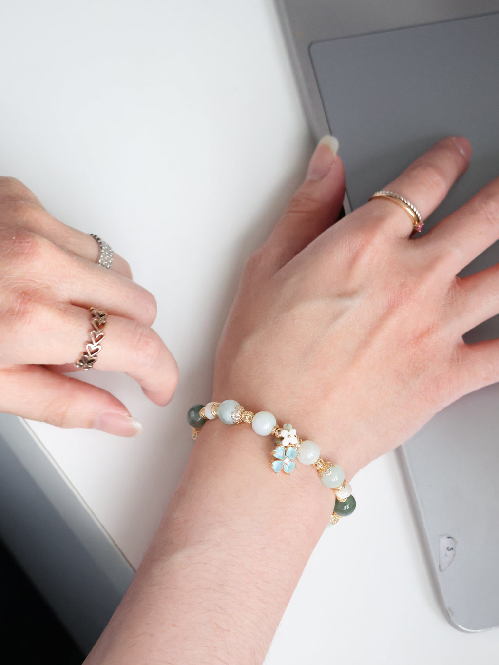 Aquamarine, White Conch, Green Jadeite & Moss Agate with Flower Charm ¡ª Mariselle | 8mm (Elastic)