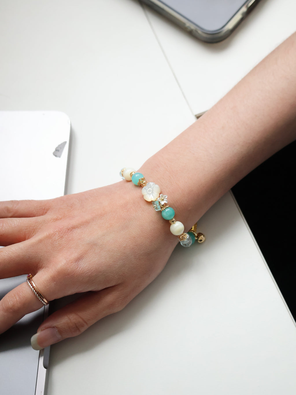 Blue Topaz, Amazonite & Flower White Conch with Agate Bangle ¡ª Nami | 8mm (Elasic)