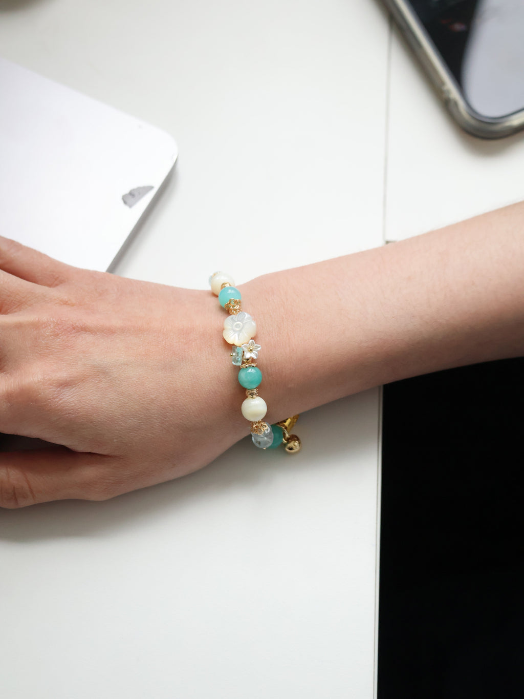 Blue Topaz, Amazonite & Flower White Conch with Agate Bangle ¡ª Nami | 8mm (Elasic)