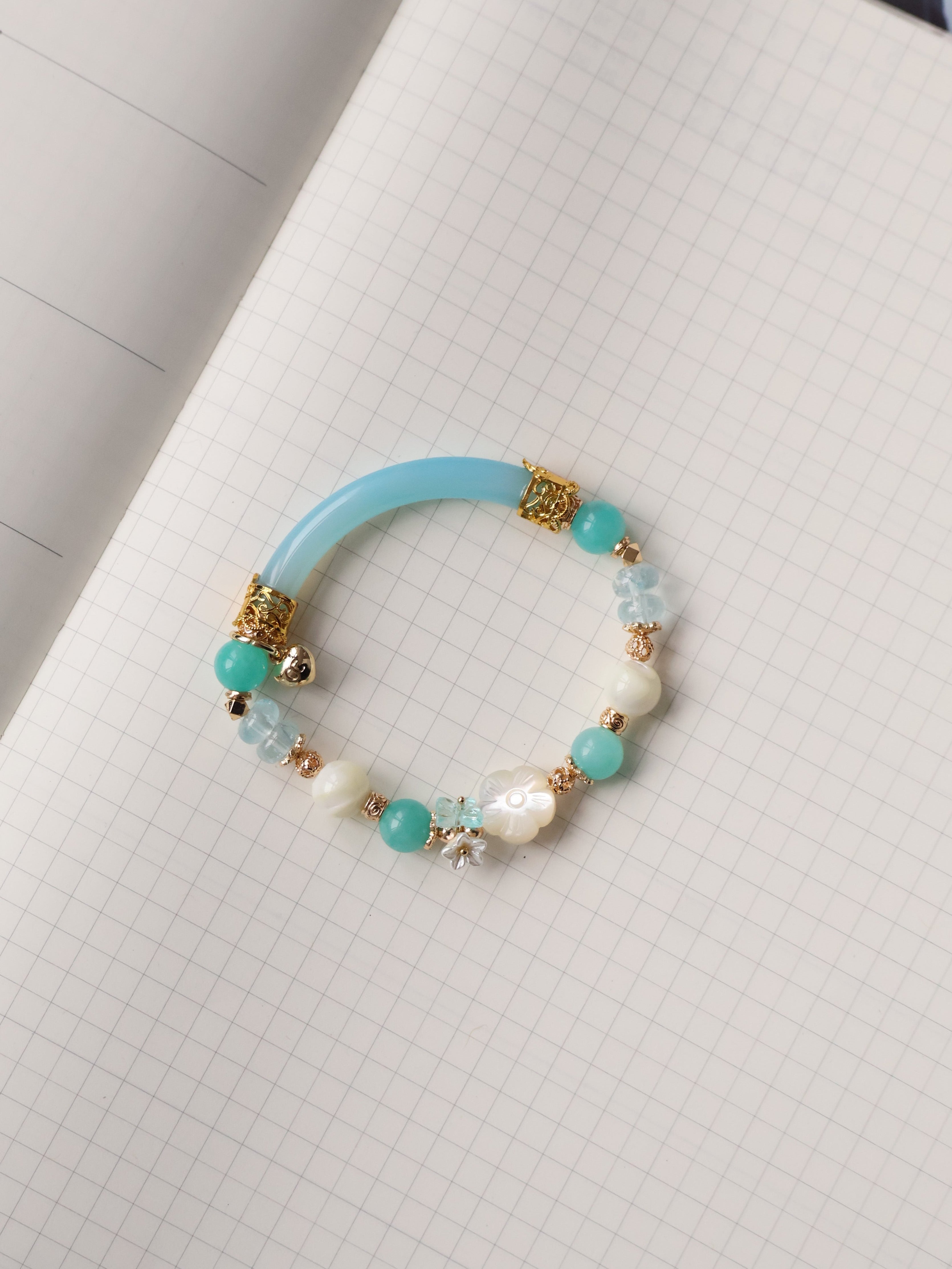 Blue Topaz, Amazonite & Flower White Conch with Agate Bangle ¡ª Nami | 8mm (Elasic)