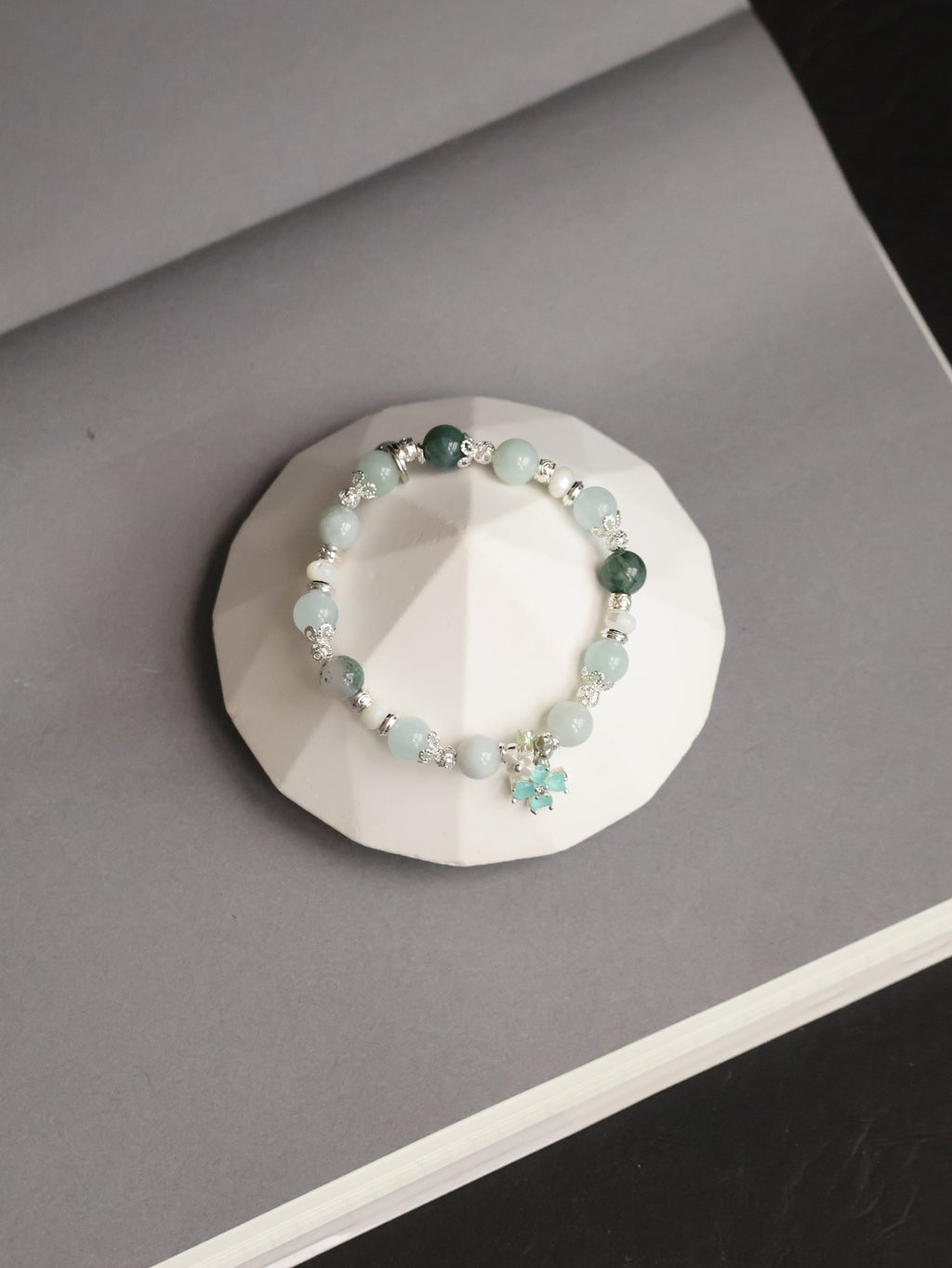 Aquamarine, White Conch, Green Jadeite & Moss Agate with Flower Charm ¡ª Mariselle | 8mm (Elastic)