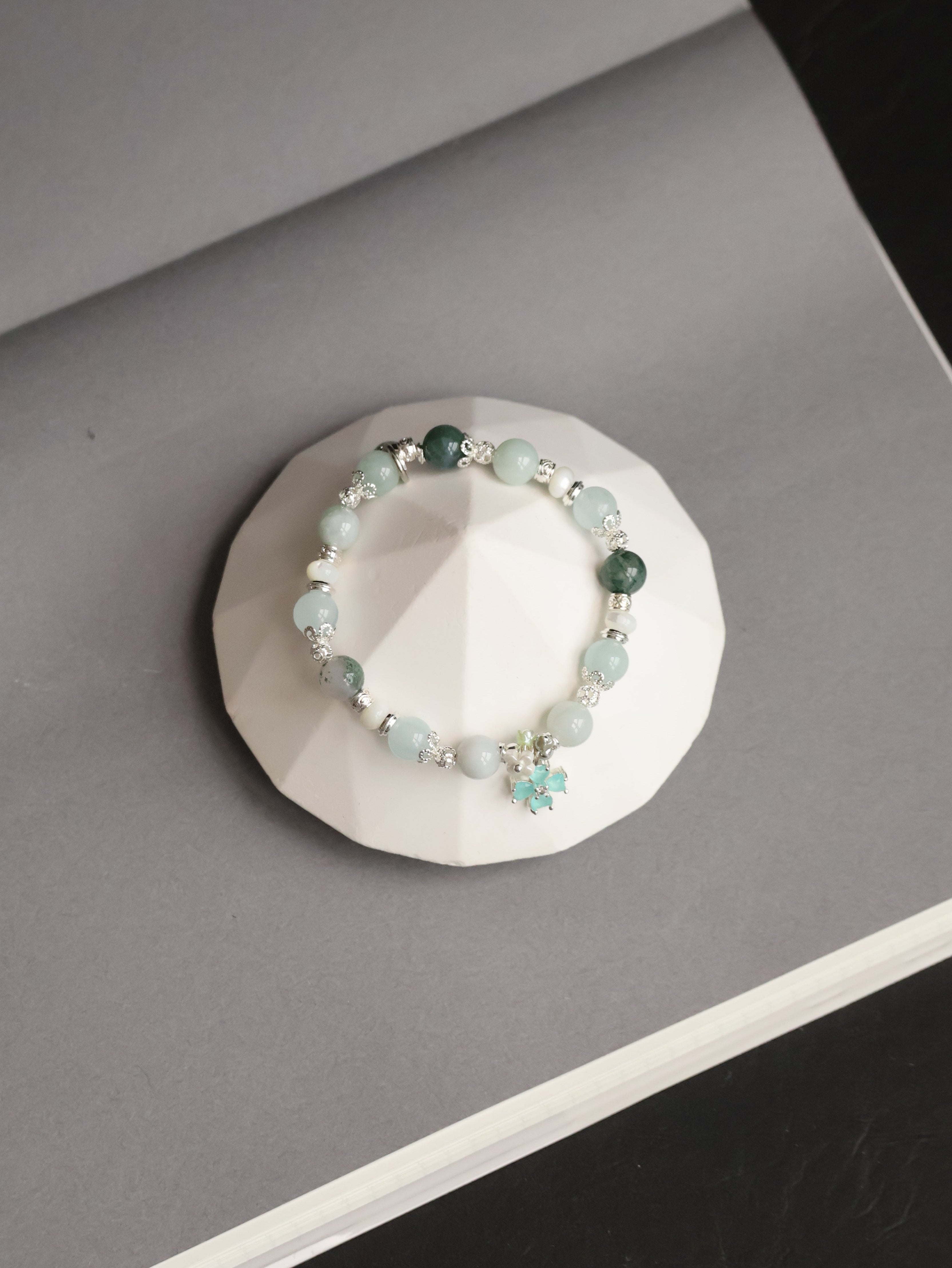 Aquamarine, White Conch, Green Jadeite & Moss Agate with Flower Charm ¡ª Mariselle | 8mm (Elastic)