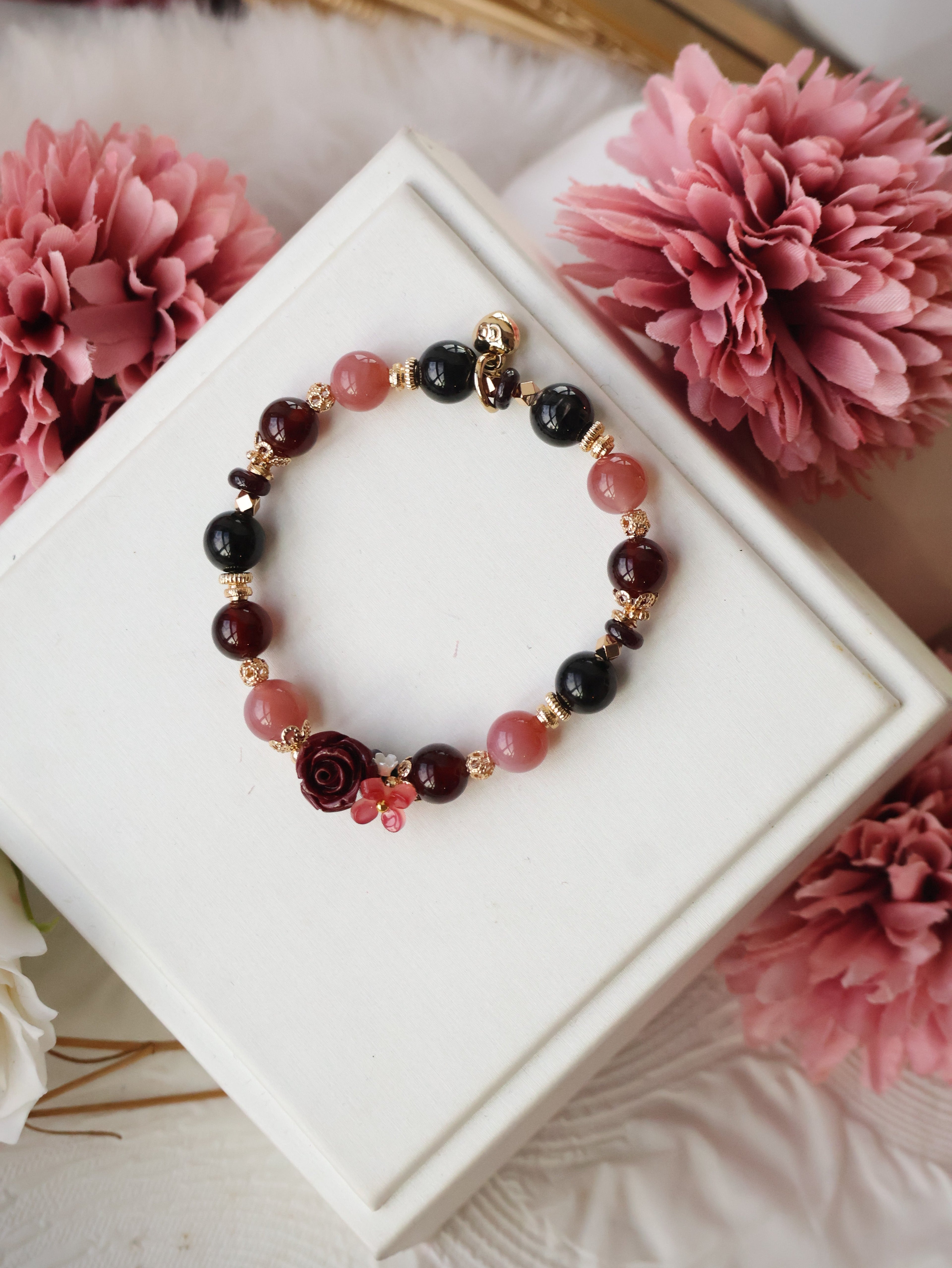 Yan Yuan Agate, Hypersthene & Garnet with Cinnabar Rose Carving ¡ª Rewine | 8mm (Elastic)