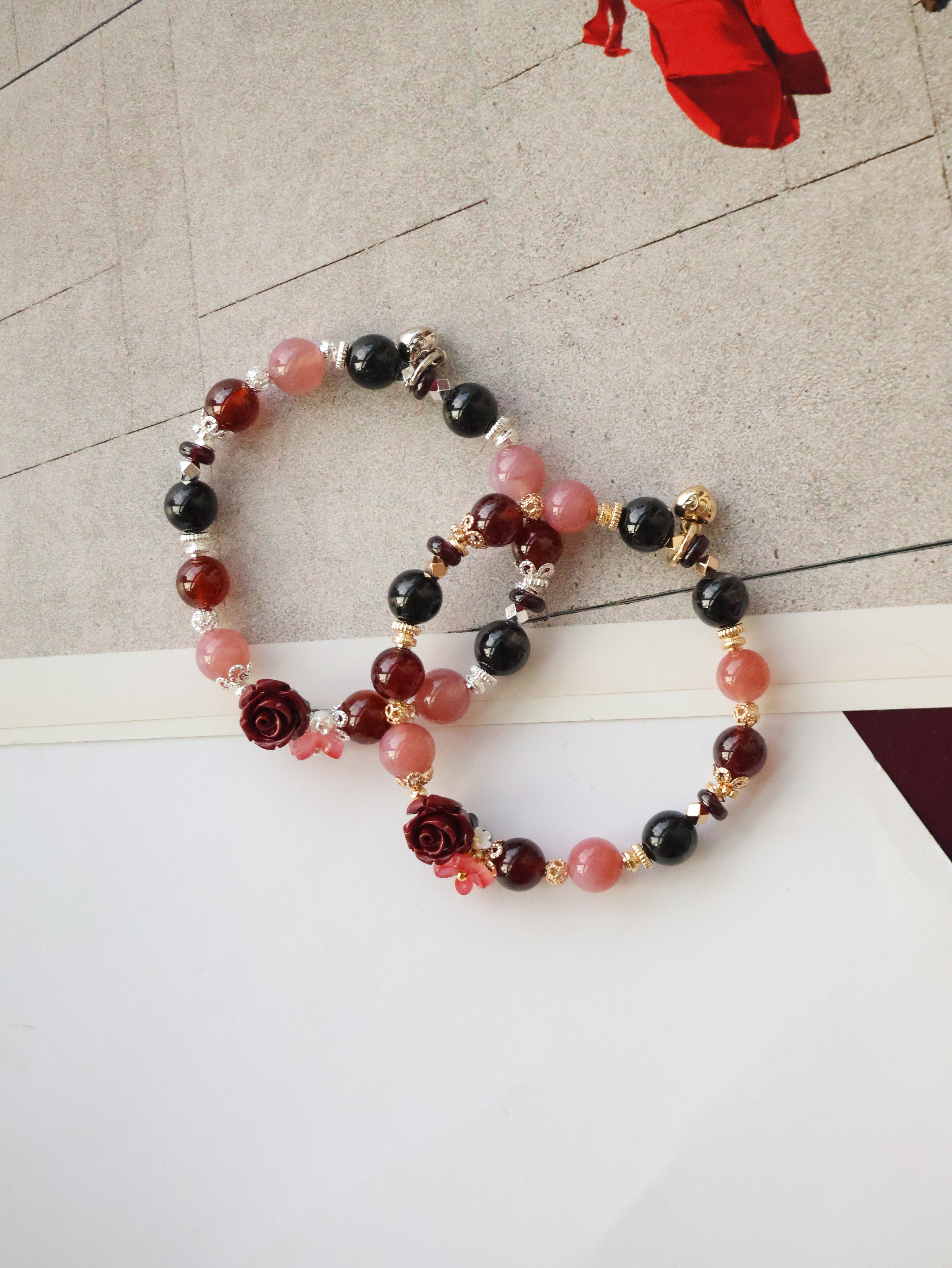 Yan Yuan Agate, Hypersthene & Garnet with Cinnabar Rose Carving ¡ª Rewine | 8mm (Elastic)